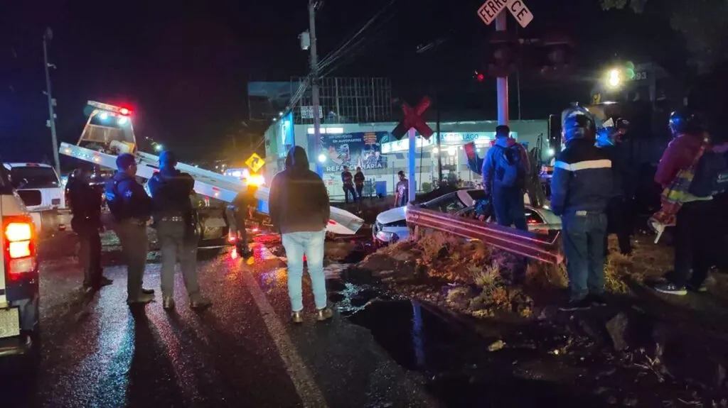 auto impactado por tren en Morelia-1