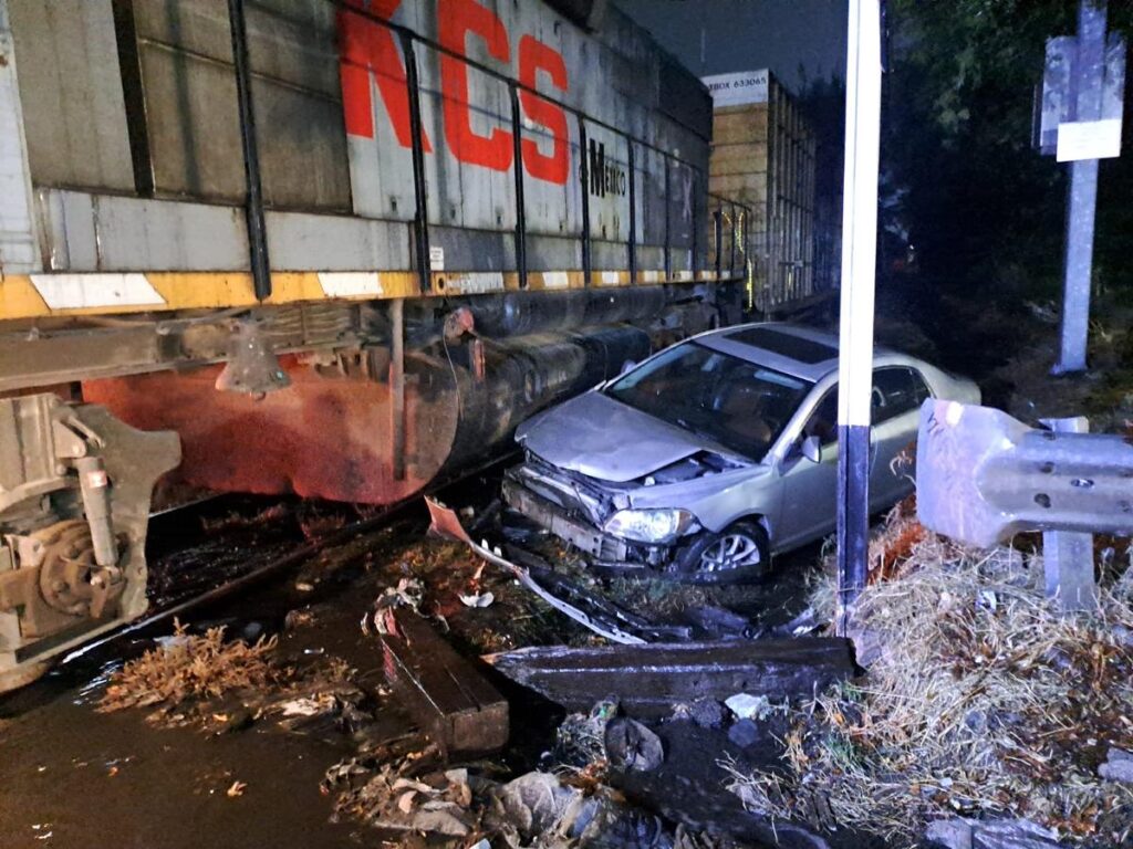 auto impactado por tren en Morelia