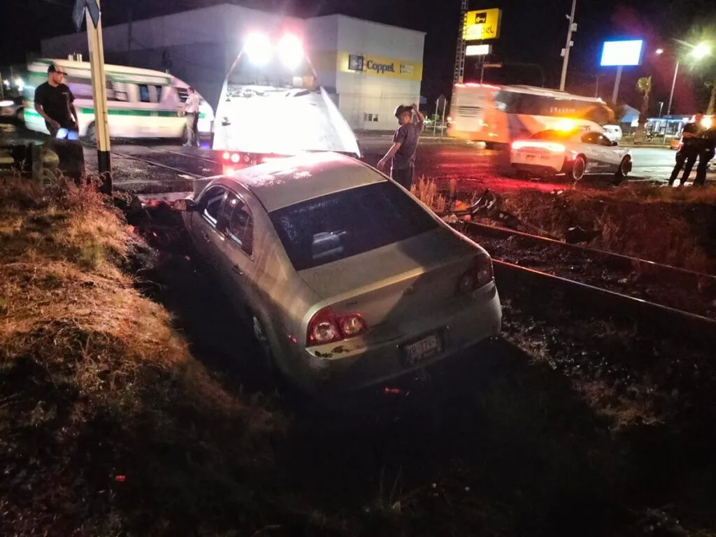 auto impactado por tren en Morelia-2