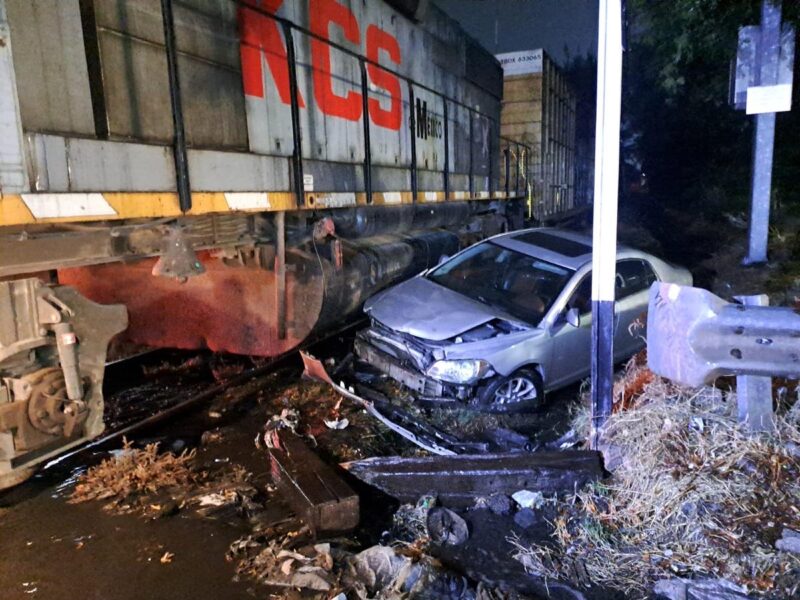 auto impactado por tren en Morelia