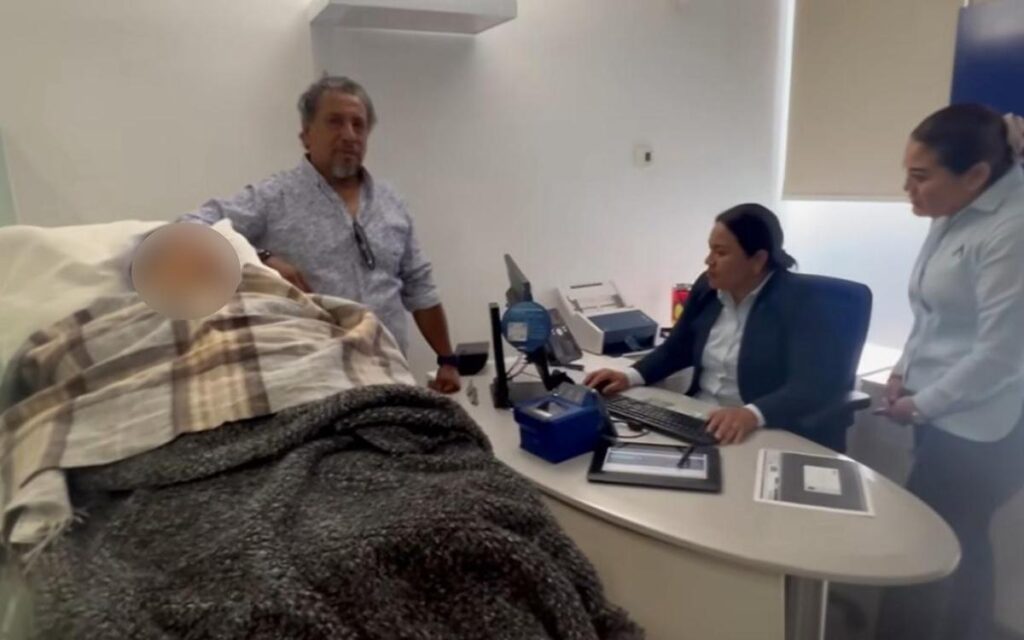 Banco obliga a adulta mayor de 96 años a ir en camilla a sucursal en Oaxaca