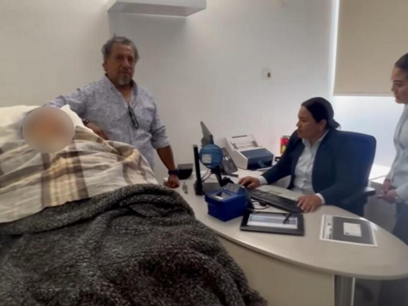 Banco obliga a adulta mayor de 96 años a ir en camilla a sucursal en Oaxaca