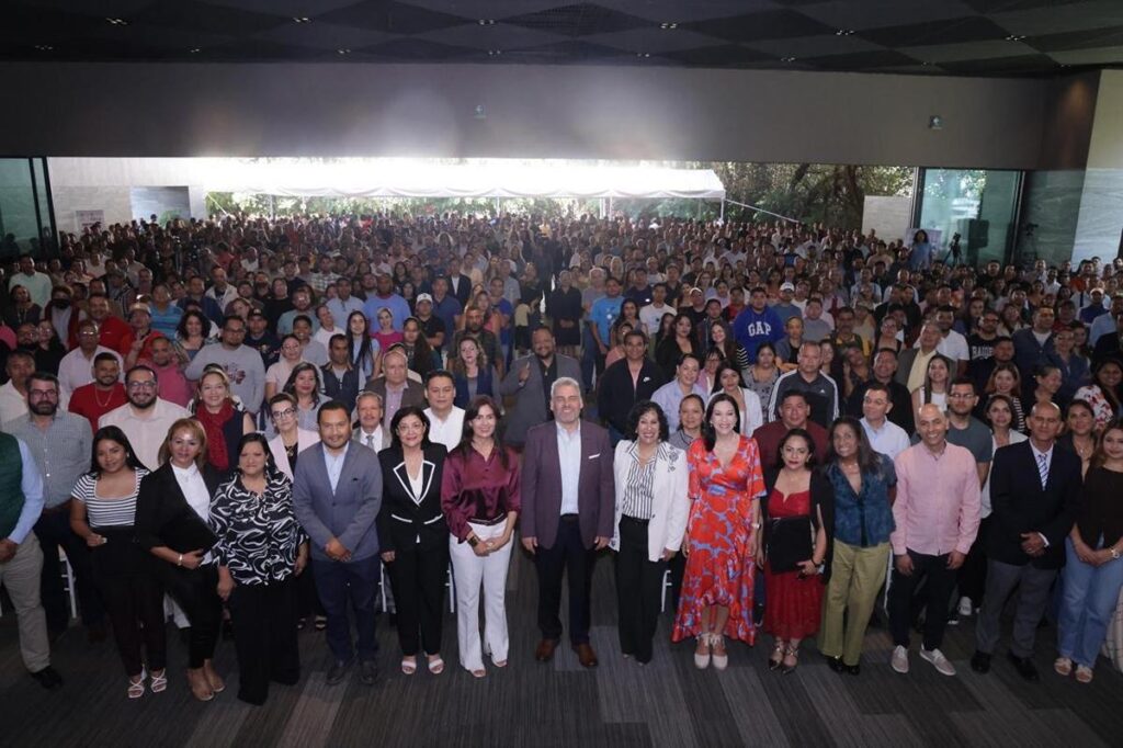 Bedolla garantiza salarios y prestaciones a docentes michoacanos