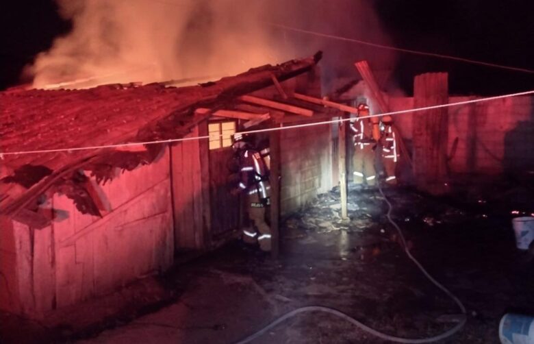 Bomberos de la CEPCM combaten incendio de domicilio en Tirio, Morelia