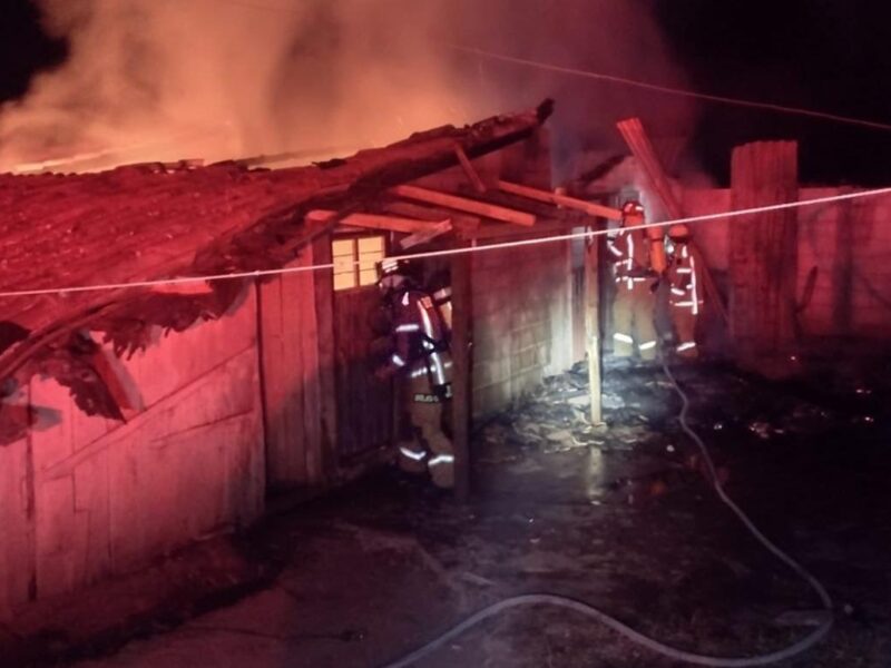 Bomberos de la CEPCM combaten incendio de domicilio en Tirio, Morelia