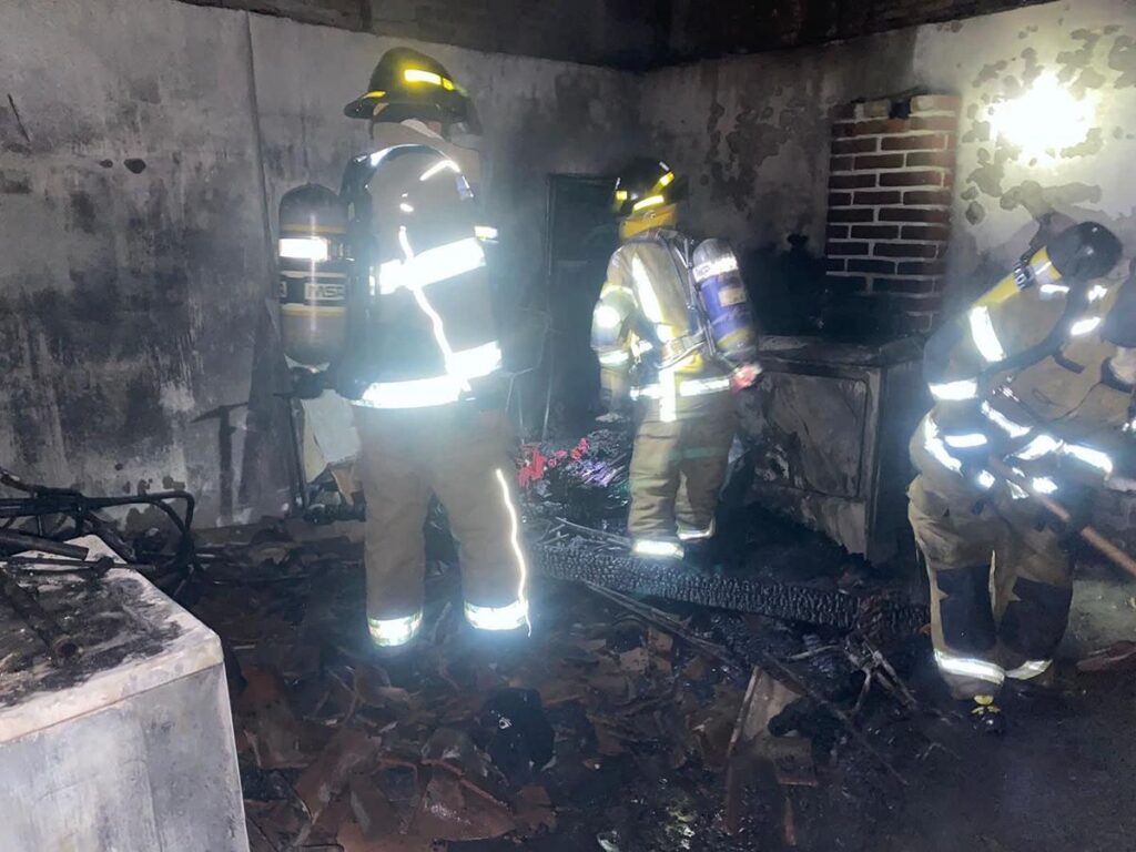 Bomberos rescatan 6 personas de un incendio de casa en la colonia Los Girasoles, Morelia