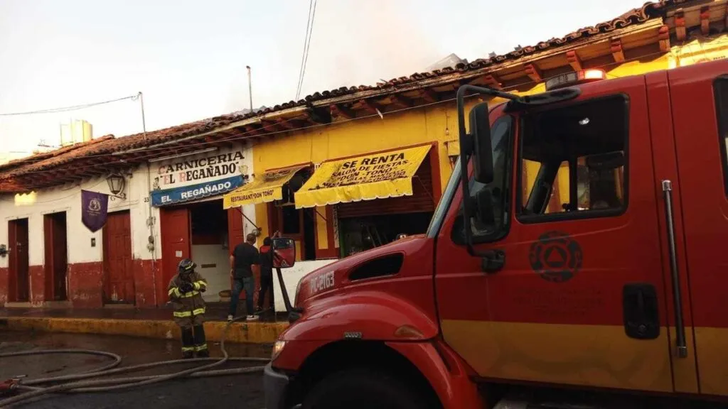 Bomberos sofocan incendio de local de comida en Acuitzio del Canje
