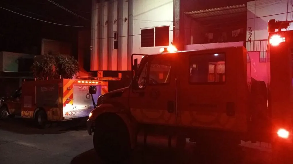 bomberos sofocan incendio en casa en la colonia Los Girasoles en Morelia