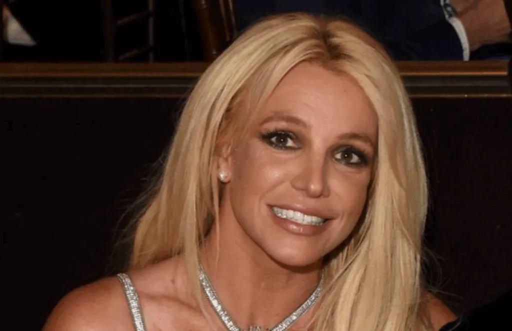 Britney Spears protagoniza un escándalo en pleno vuelo de avión al encender un cigarro durante el trayecto