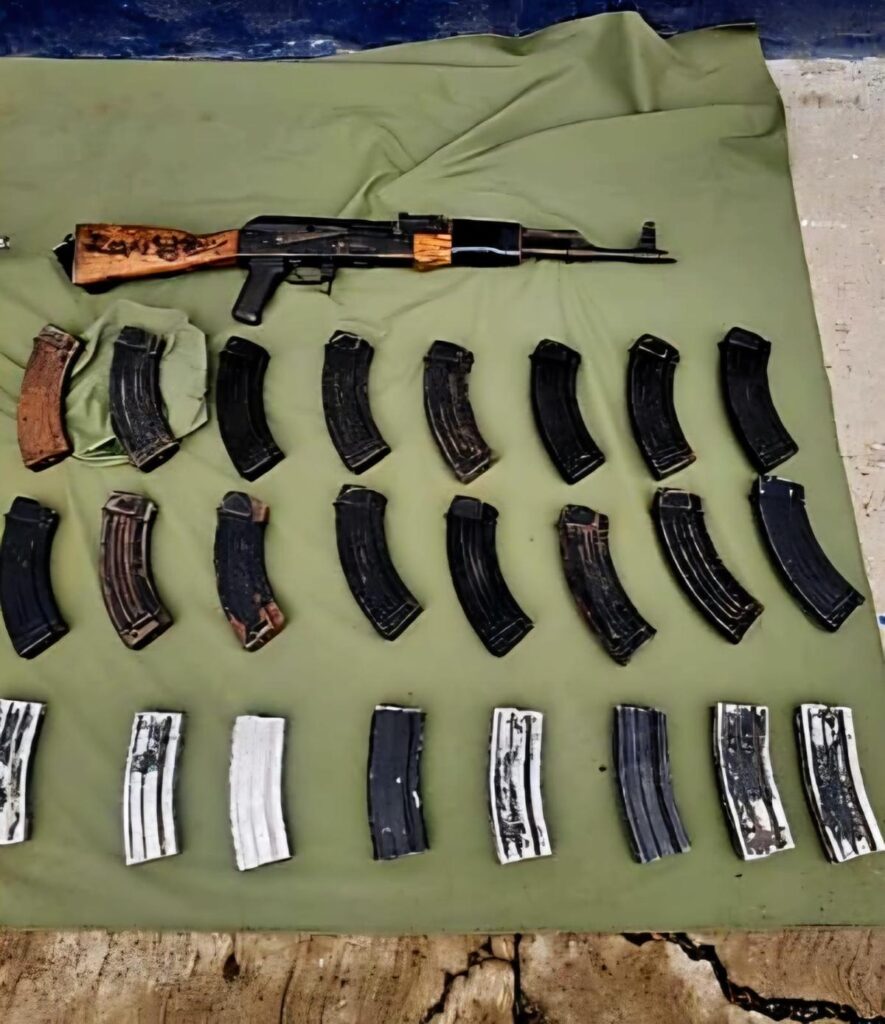 Cae célula del CJNG en Apatzingán: Detienen a cinco presuntos gatilleros con arsenal y equipo táctico-1