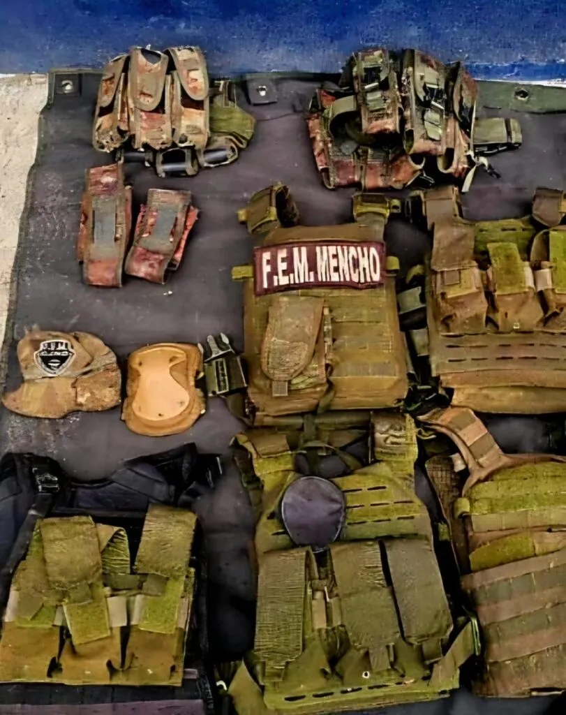 Cae célula del CJNG en Apatzingán: Detienen a cinco presuntos gatilleros con arsenal y equipo táctico-2
