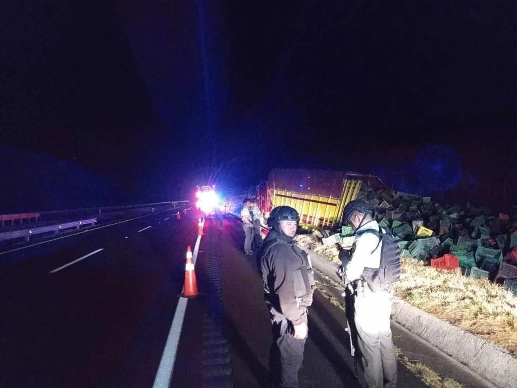 camión aguacatero es asaltado en la Autopista de Occidente
