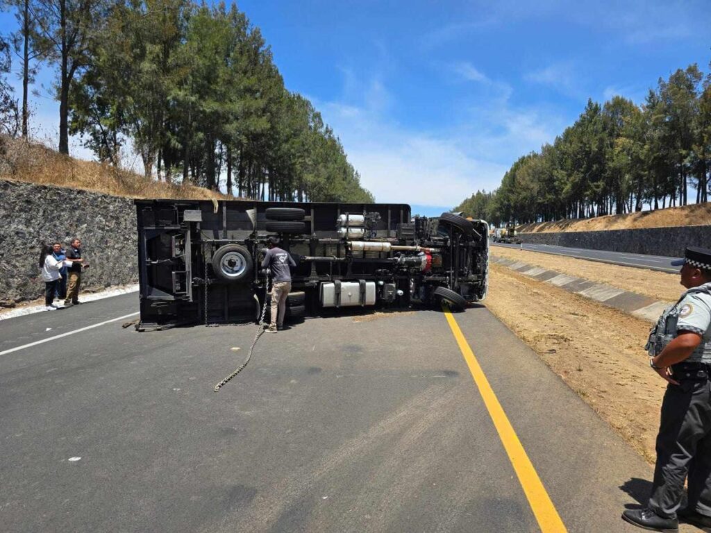 Camión de carga que vuelca en la carretera