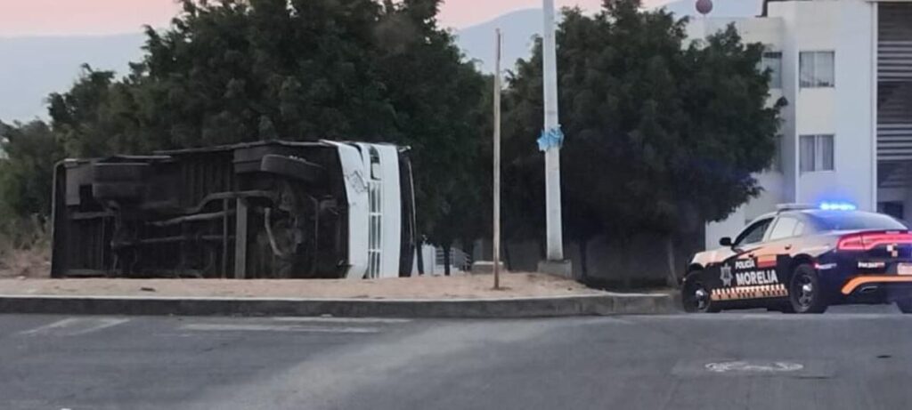 camión de pasajeros sufre accidente en el fraccionamiento Camponubes, Morelia