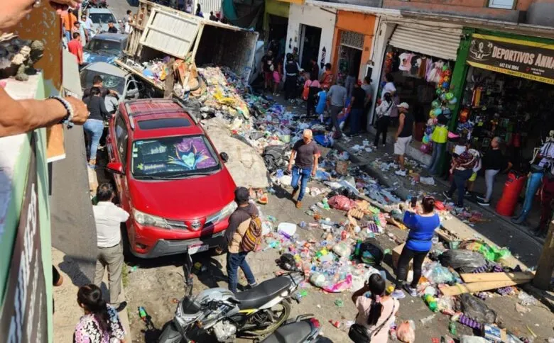 Camión recolector sin frenos pierde el control