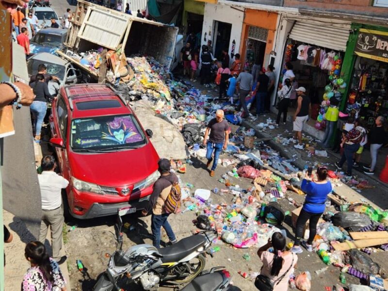 Camión recolector sin frenos pierde el control