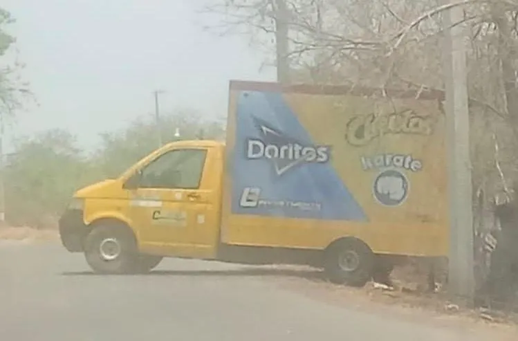 Camioneta en donde repartidor es victima de ataque
