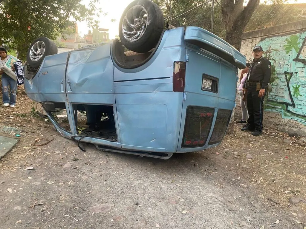 Camioneta que vuelca en Morelia