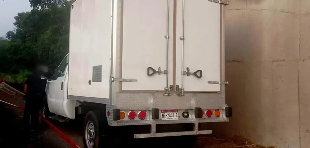 Camioneta víctima de agresión en autopista Siglo XXI