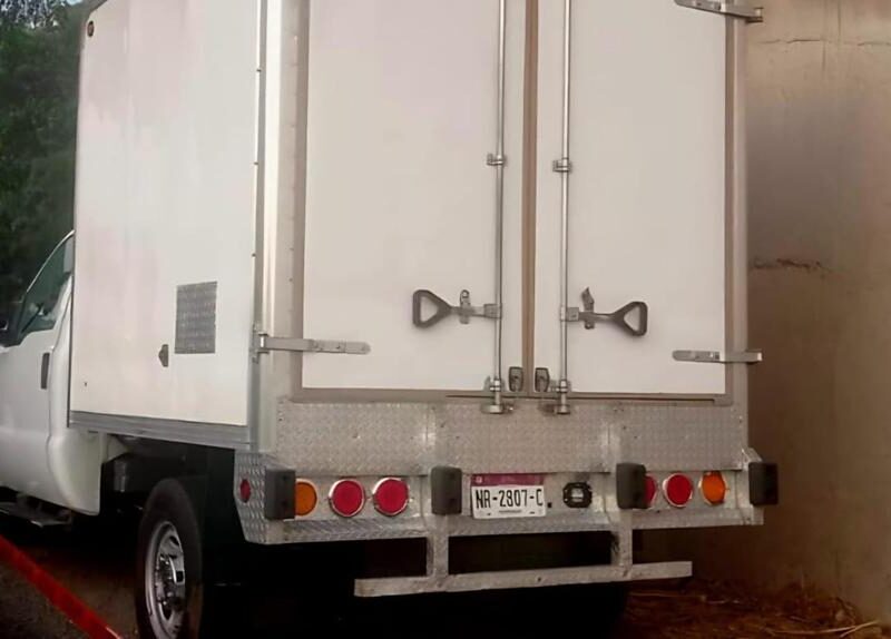 Camioneta víctima de agresión en autopista Siglo XXI