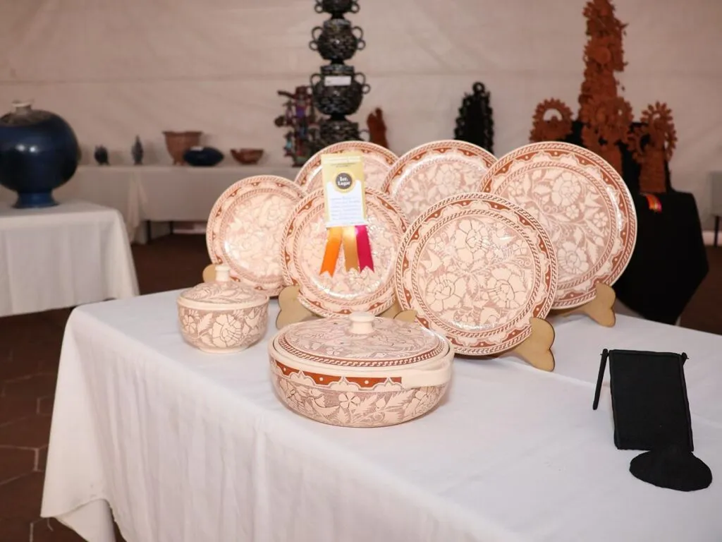 Casart premia creatividad y originalidad de piezas en arte plumario, cantería y alfarería