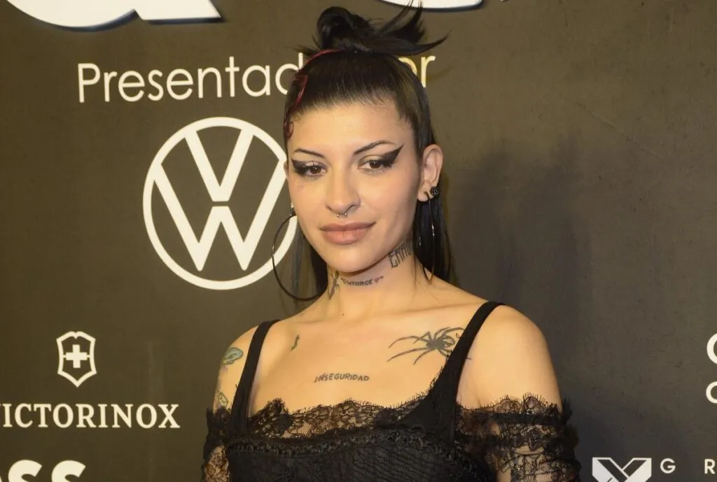 Cazzu llega a México… Así reaccionó a las preguntas sobre Christian Nodal