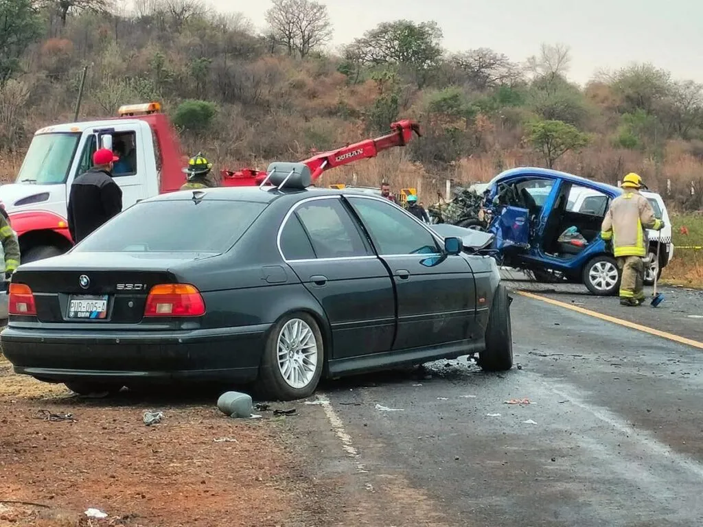 Conoce los detalles del choque en la carretera Capula-Quiroga que resultó en dos muertos y varios heridos. Las autoridades investigan 2