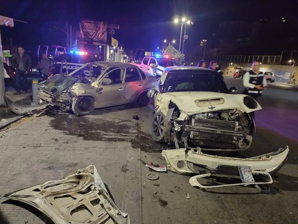 Choque entre 2 autos deja 5 jóvenes heridos en Zitácuaro