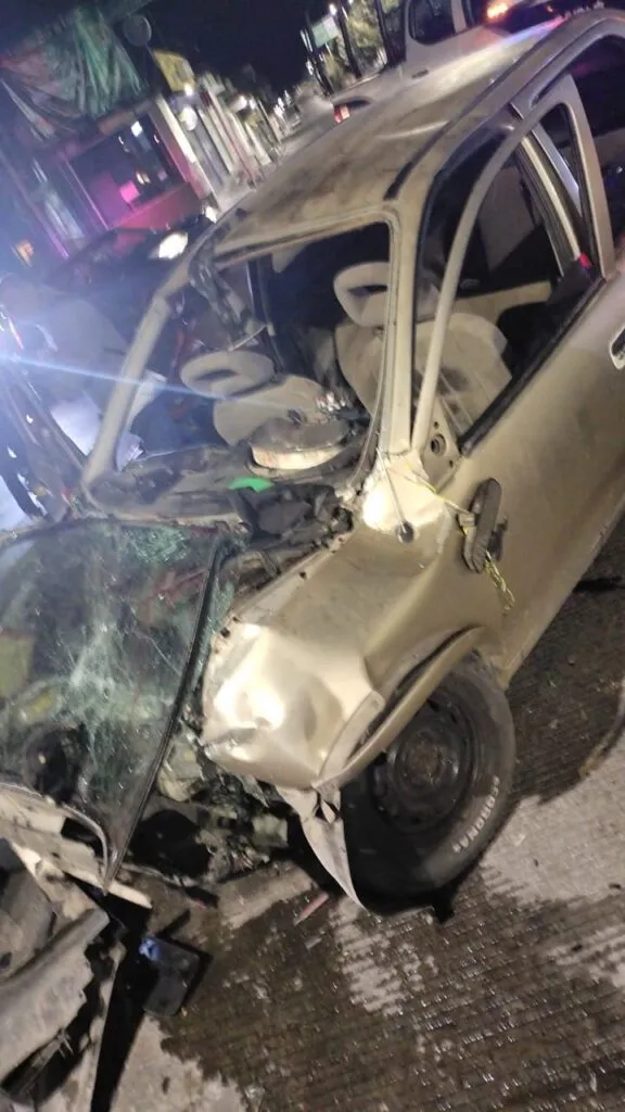 Choque entre 2 autos deja 5 jóvenes heridos en Zitácuaro-2