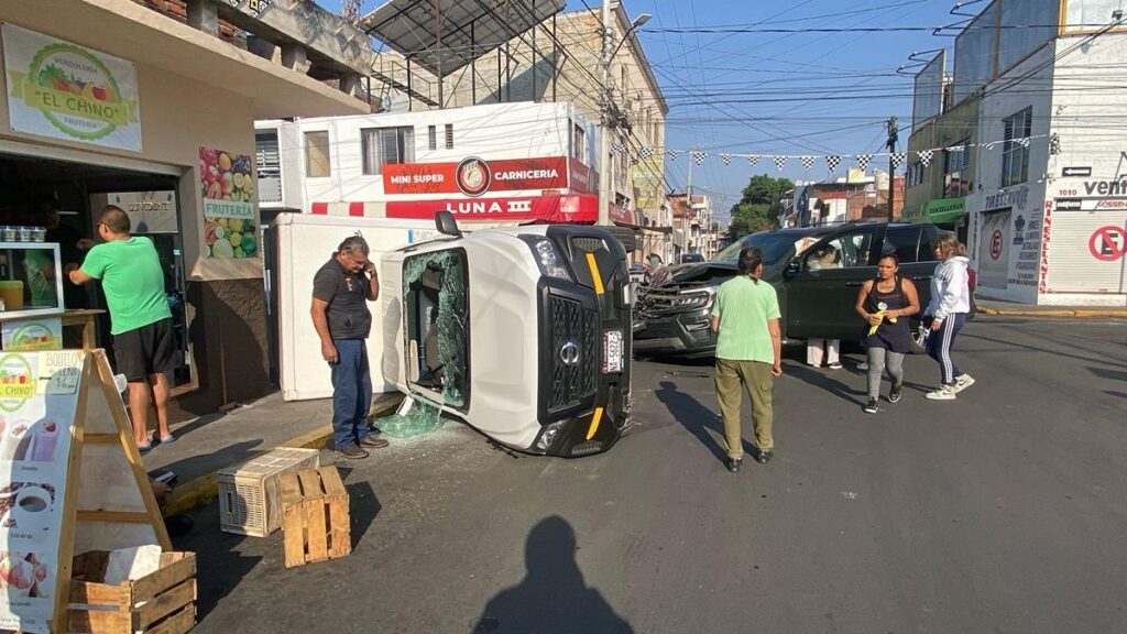 Choque entre dos camionetas provoca volcadura en la colonia Ventura Puente