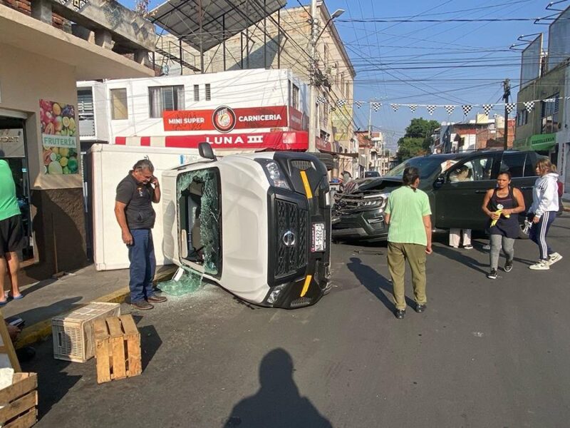 Choque entre dos camionetas provoca volcadura en la colonia Ventura Puente
