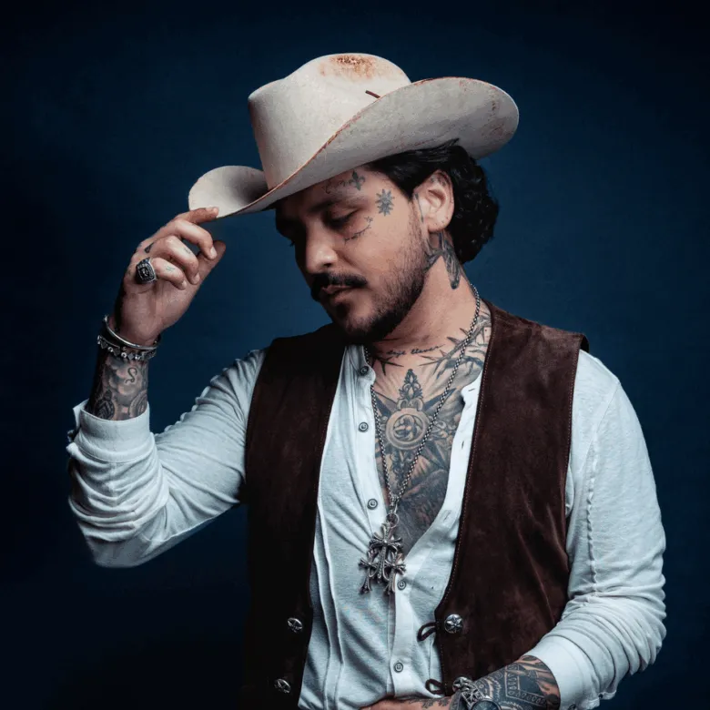 Christian Nodal, al igual que su esposa Ángela Aguilar, comparten tatuaje de la palabra “Amé”