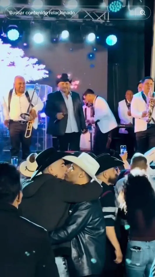 Chuy Lizárraga desata polémica por su reacción ante beso entre dos hombres en su concierto-2