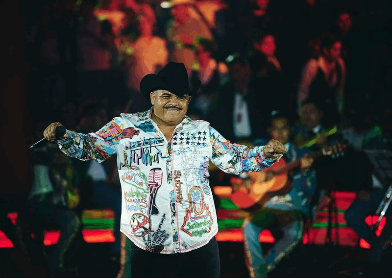 Chuy Lizárraga desata polémica por su reacción ante beso entre dos hombres en su concierto