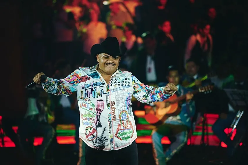 Chuy Lizárraga desata polémica por su reacción ante beso entre dos hombres en su concierto