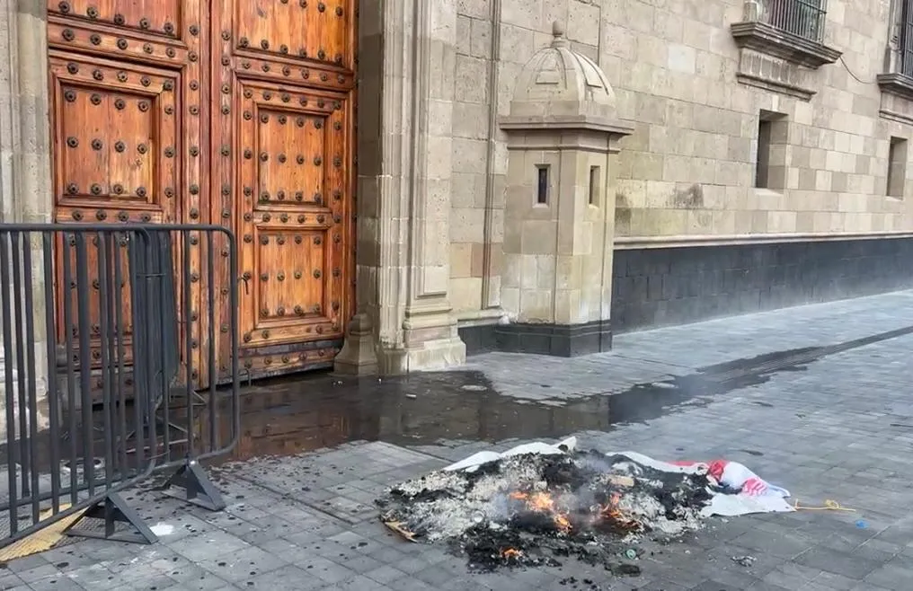 cnte protesta fuera de Palacio Nacional