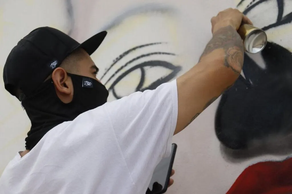 Colores que transforman; artistas urbanos crean mural en Paso Catrinas-2