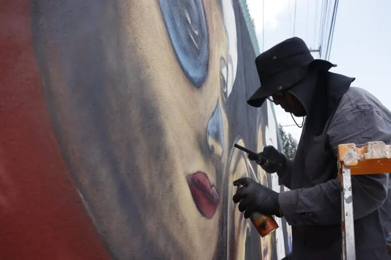 Colores que transforman; artistas urbanos crean mural en Paso Catrinas