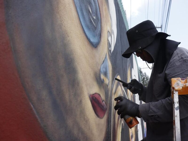 Colores que transforman; artistas urbanos crean mural en Paso Catrinas