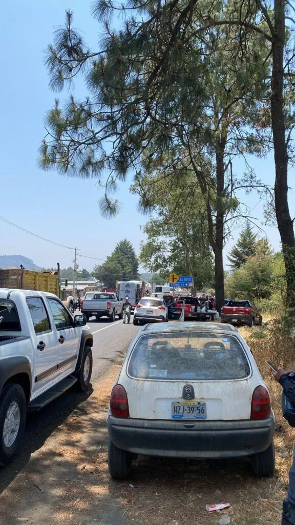 Comuneros realizan bloqueo sobre la carretera Uruapan-Los Reyes-1