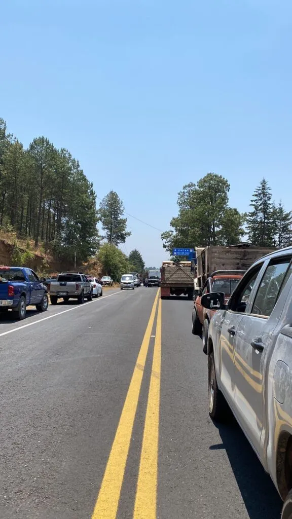 Comuneros realizan bloqueo sobre la carretera Uruapan-Los Reyes-2