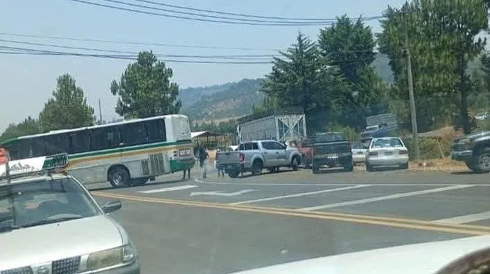 Comuneros realizan bloqueo sobre la carretera Uruapan-Los Reyes