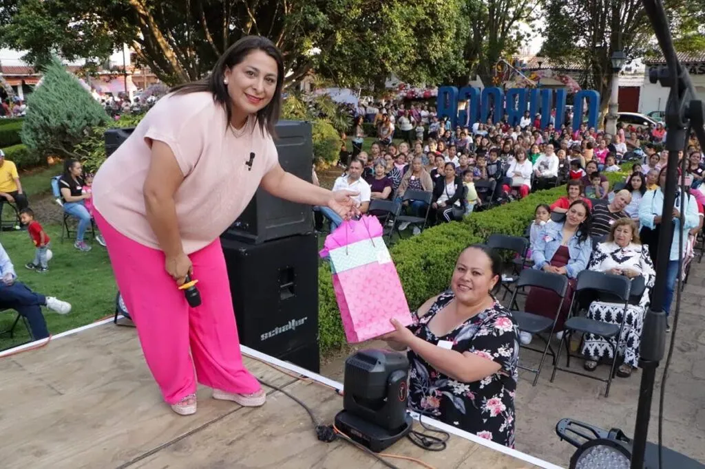 Con verbena, regalos y mucho cariño, celebran el Día de las Madres en Quiroga