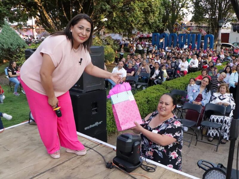 Con verbena, regalos y mucho cariño, celebran el Día de las Madres en Quiroga