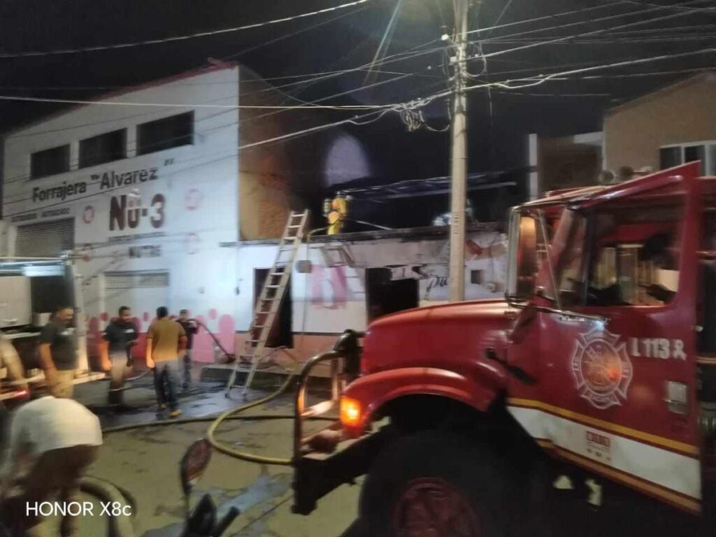 controlan incendio de tienda de abarrotes, en el municipio de Zacapu