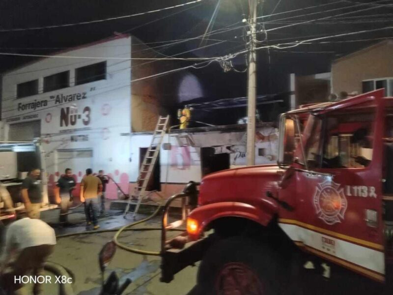 controlan incendio de tienda de abarrotes, en el municipio de Zacapu