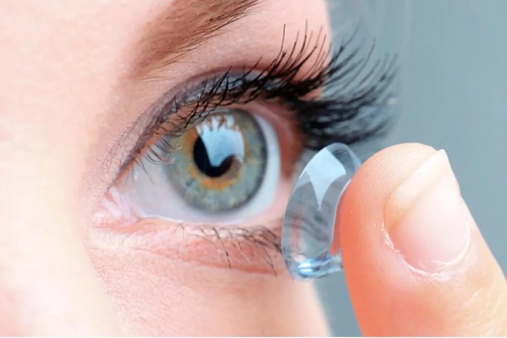 Crean los primeros lentes de contacto infrarrojas para ver en la oscuridad