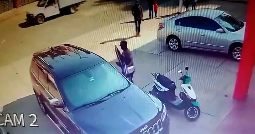Criminales encañonan a mujer y a sus hijos para robarles su camioneta, en Uruapan