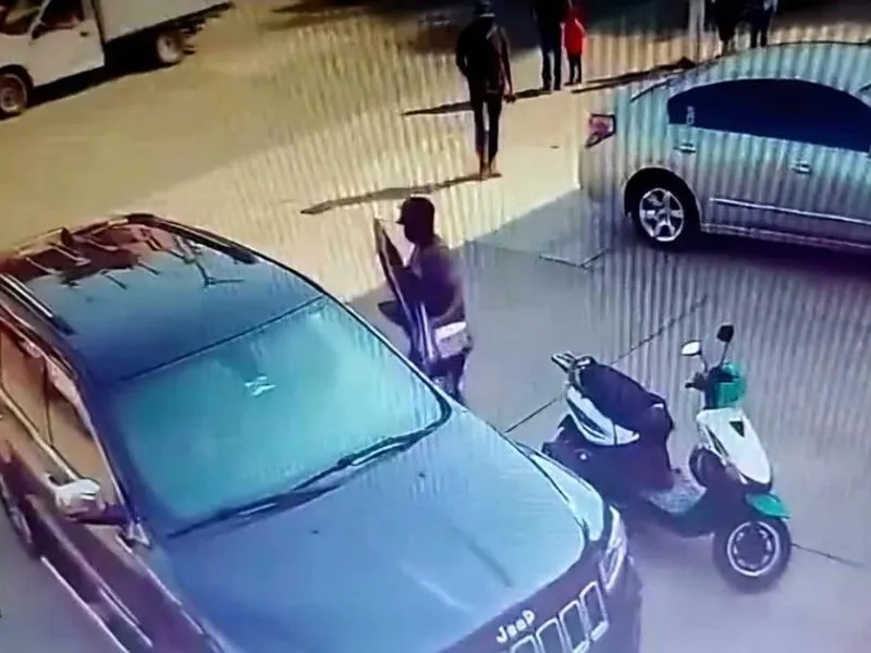 Criminales encañonan a mujer y a sus hijos para robarles su camioneta, en Uruapan