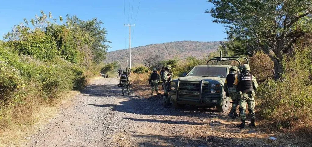 Criminales se enfrentan contra soldados en Tangamandapio; hay un agresor abatido-1